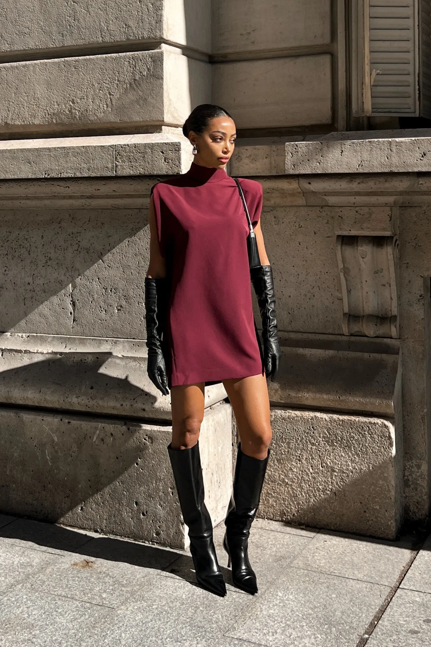 VESTIDO MINI BORDEAUX COM GOLA